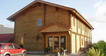 Scandinavisch houten huis geverfd met finse verf