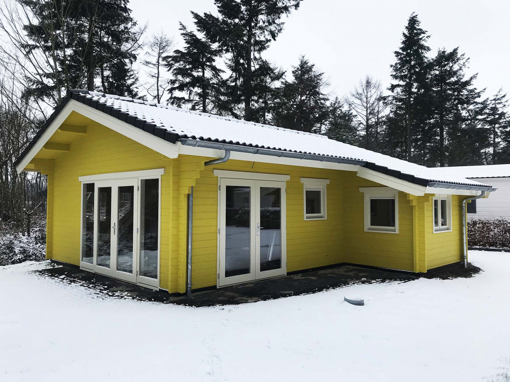 geel huis geverfd houten huis beits scandinavische verf