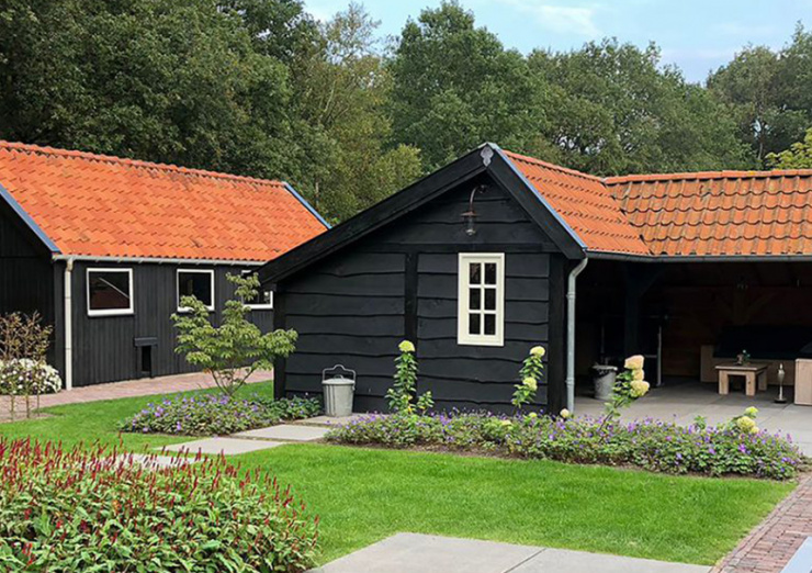 zwart huis geverfd houten huis beits scandinavische verf