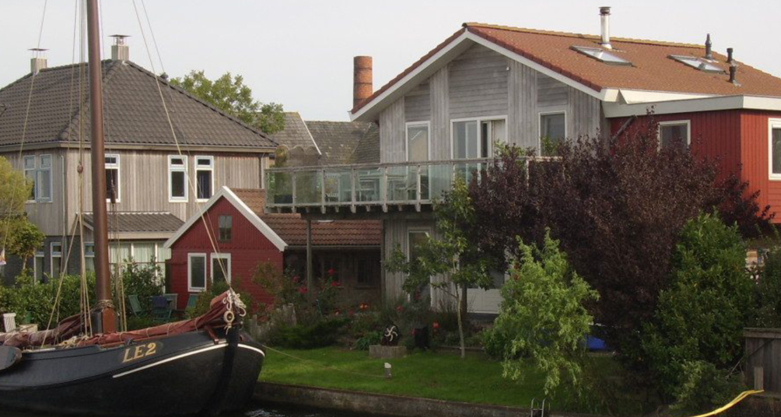 Scandinavisch houten huis geverfd met finse verf
