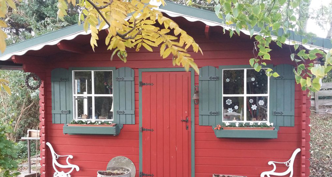 rood huis geverfd houten huis beits scandinavische verf