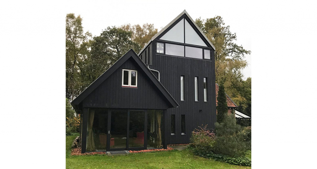 zwart huis geverfd houten huis beits scandinavische verf