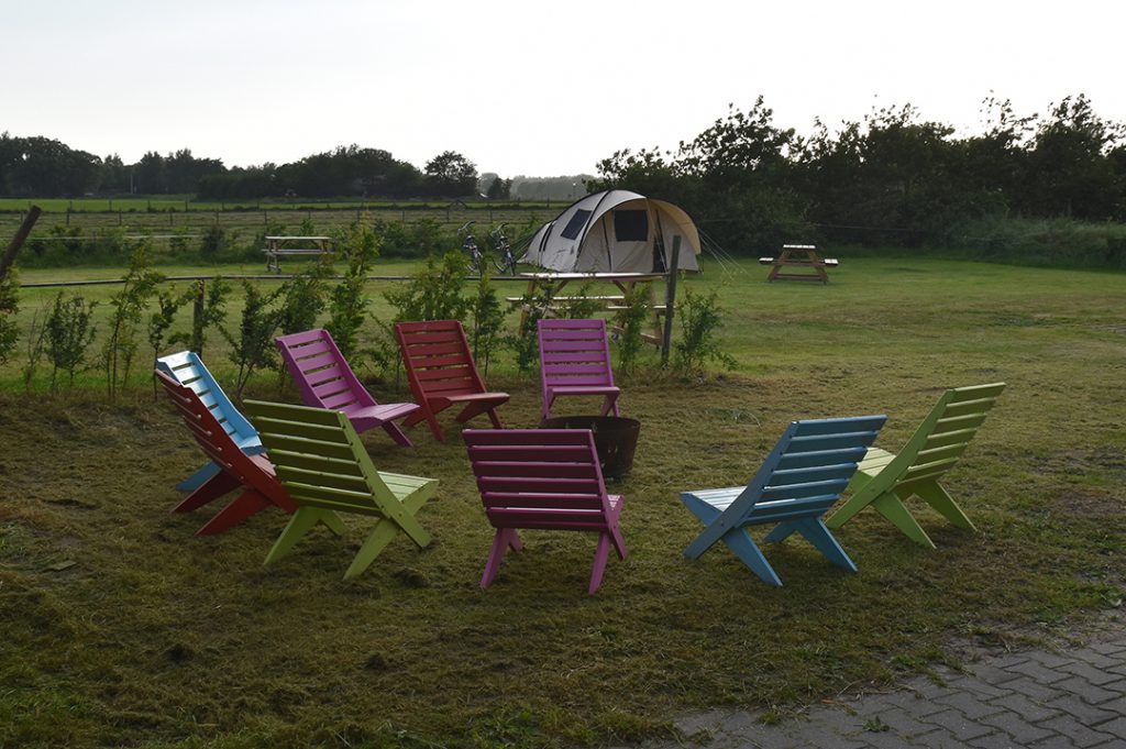 gekleurde buiten stoelen